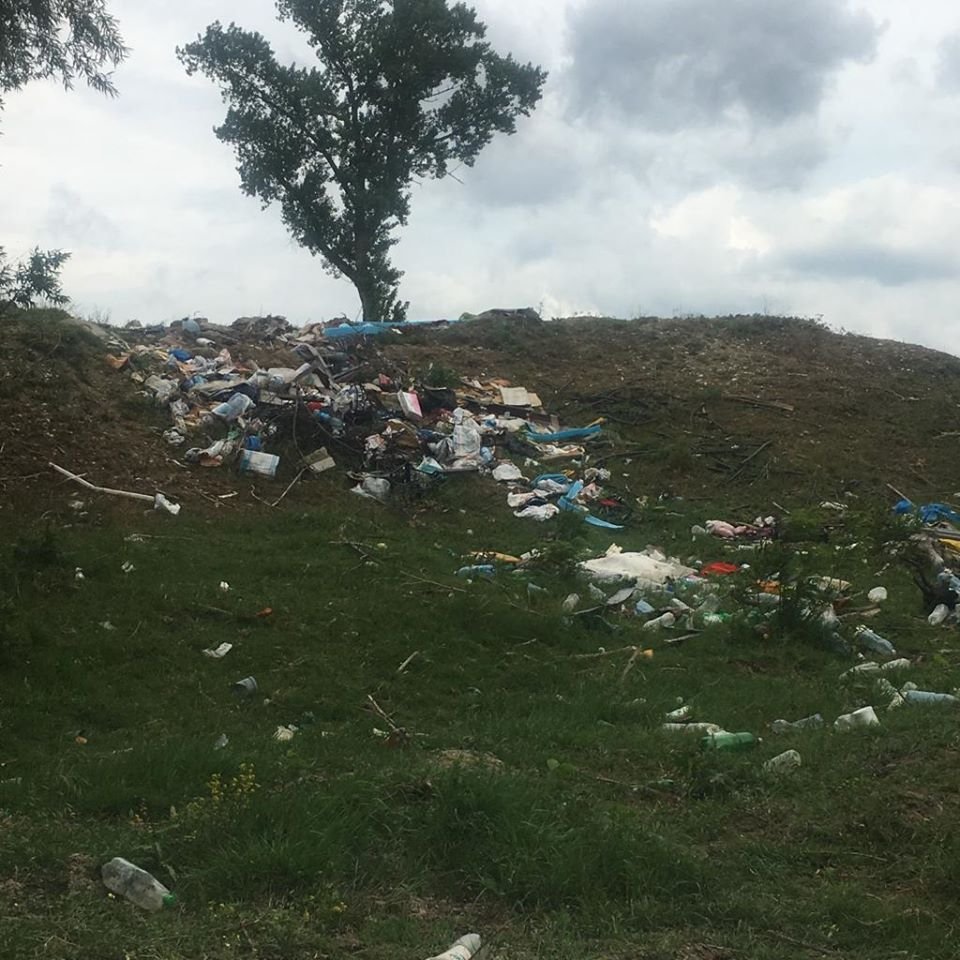 Malul Mureșului transformat în groapă de gunoi; ce au făcut comisarii Gărzii de Mediu (FOTO)