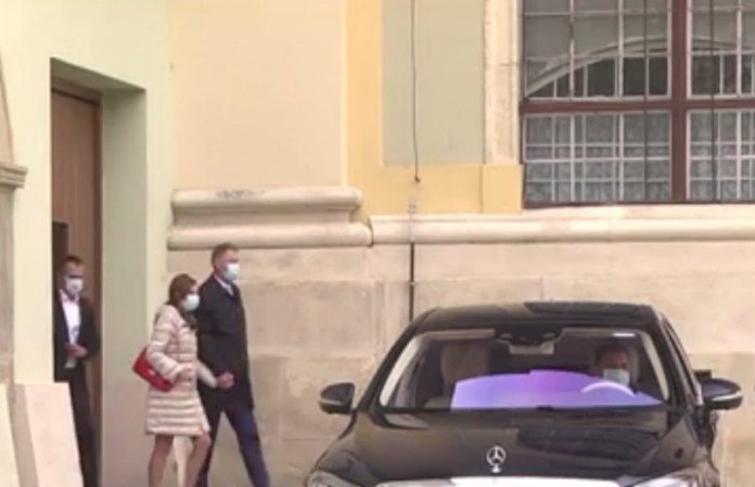 Președintele Iohannis și soția sa au fost la biserică, după ridicarea restricțiilor