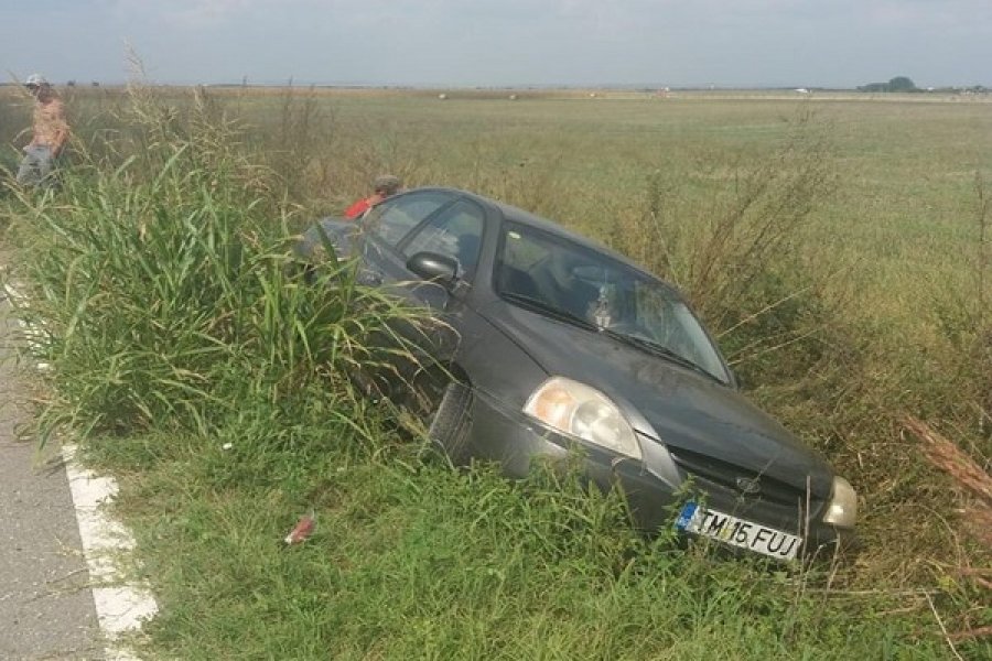 Cu maşina pe lânga partea carosabilă din cauza alcoolului