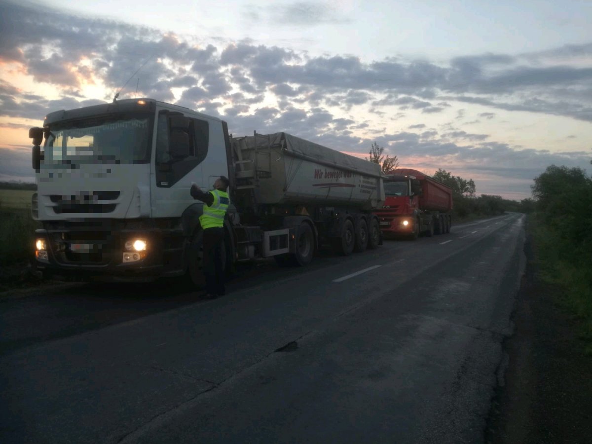 Ce au pățit transportatorii prinși că au depășit tonajul în zona Zăbrani-Lipova