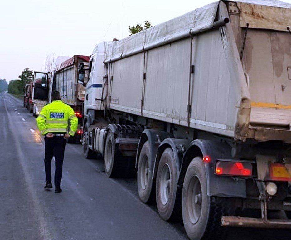 Zeci de amenzi date săptămâna aceasta transportatorilor care distrug drumurile județene proaspăt reabilitate