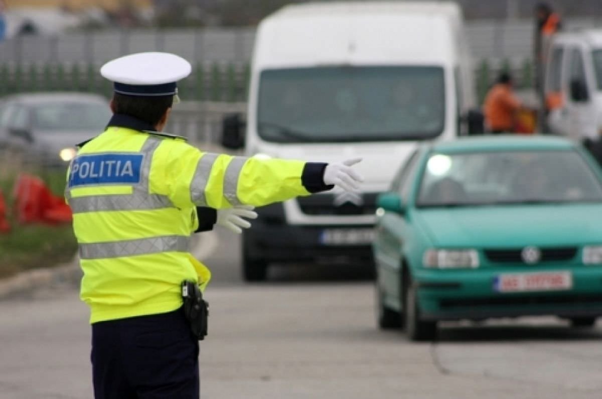 Şoferi sancţionaţi de către poliţişti; doi şoferi s-au ales cu dosar penal 