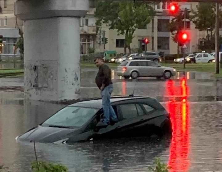 Doi şoferi au rămas blocați din cauza apei în pasajul de pe strada Voinicilor 