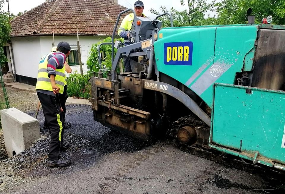 Pe drumul Șofronea-Zimand Cuz se lucrează la finisaje