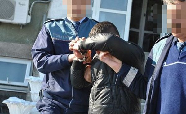 Minor de 16 ani reţinut după ce a dat o sparge în municipiu