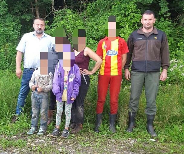 O femeie şi patru copii rătăciți în pădure la Belotinț