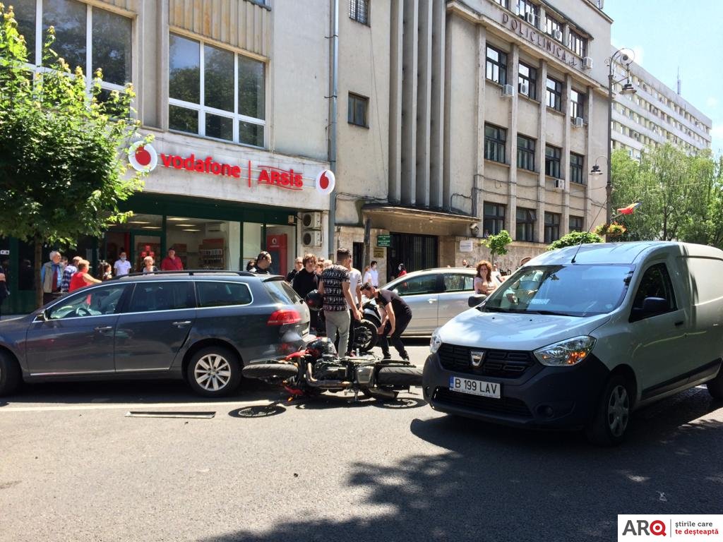 Motociclist făcut „sandwich” între două Dacii (FOTO)