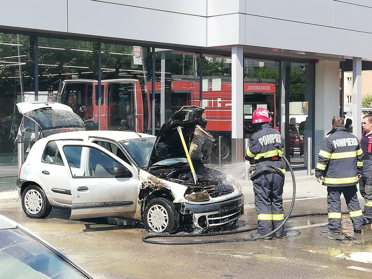 Un Renault a ars ca o torță în parcare la Lidl