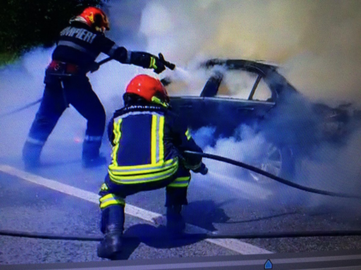 Un autoturism a ars până s-a făcut scrum în Pecica