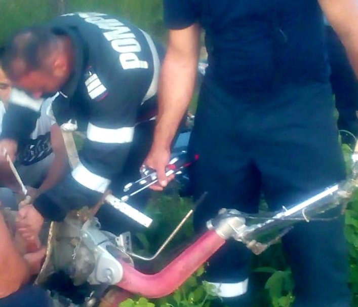 Pompierii sebișeni au salvat un tânăr prins sub motocultor la Susani