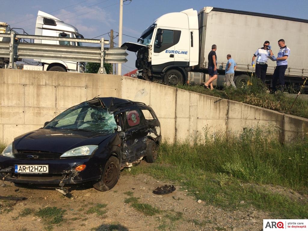 Ford aruncat peste pod de tir la Zimandu Nou / UPDATE: Ce au constatat polițiştii