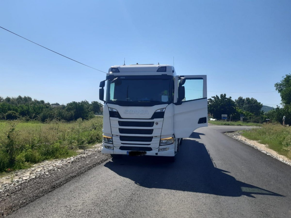 Un camion din Zalău a distrus asfaltul proaspăt turnat pe dumul Pâncota-Buteni