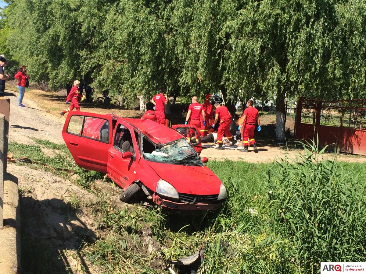 Doi bărbați aflați într-un Renault Clio morți într-un accident între Sintea și Olari (FOTO) / UPDATE: Șoferul de 74 de ani a pierdut controlul volanului într-o curbă ușoară