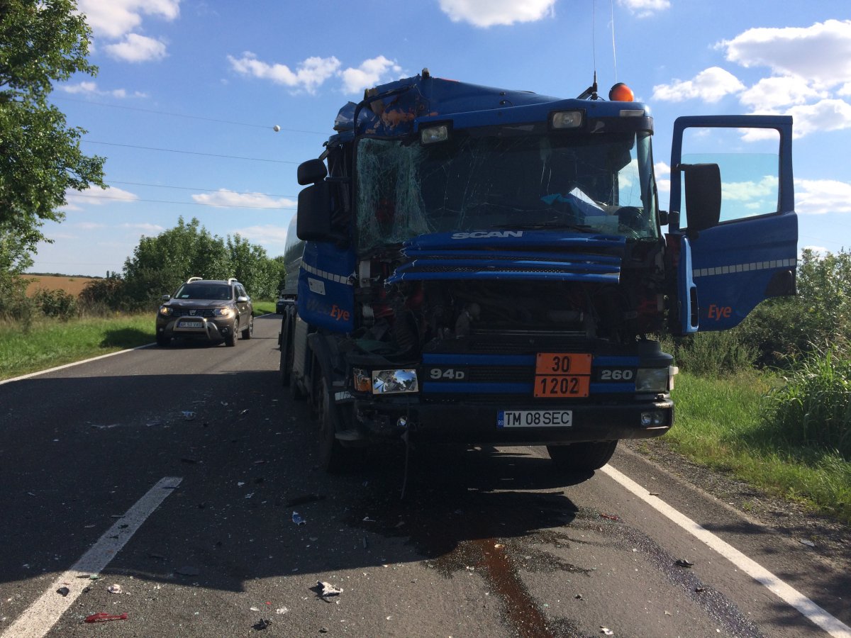 Impact violent: o cisternă a intrat într-un TIR pe drumul dintre Timișoara și Arad (FOTO)