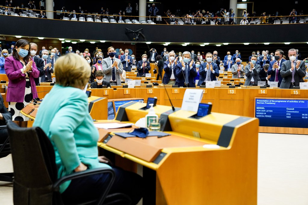 Angela Merkel a fost aclamată în hemiciclul democrației europene (VIDEO)