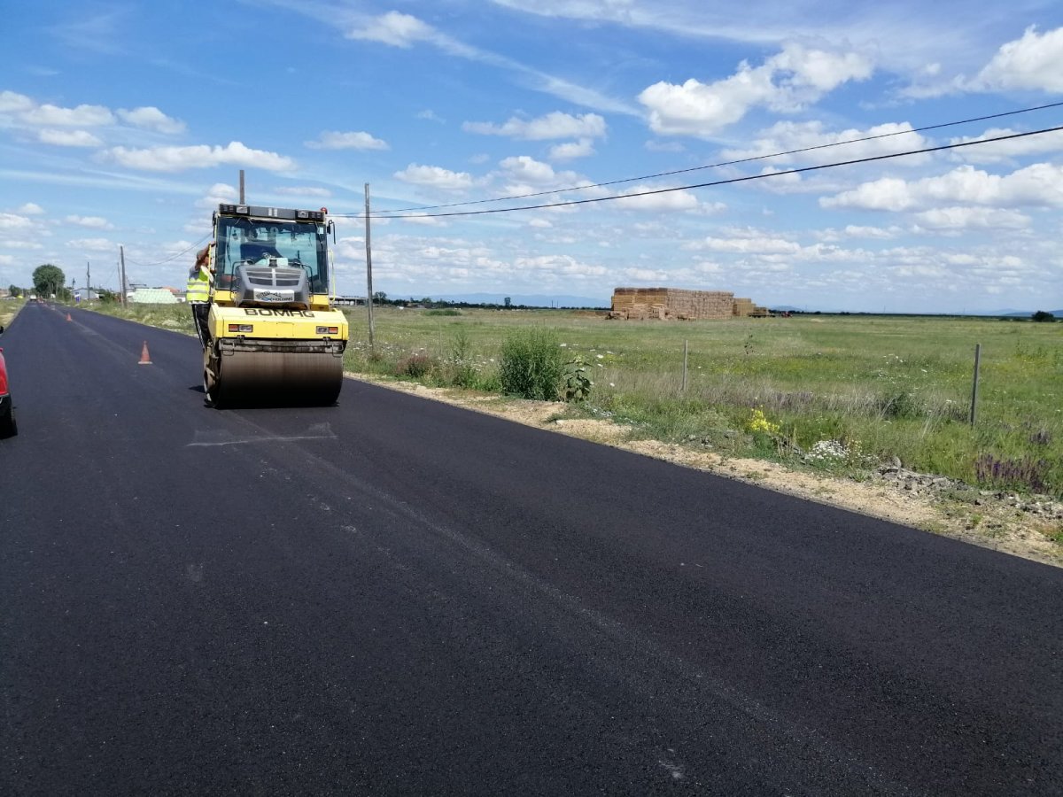 Asfalt nou pe toate drumurile de intrare în orașul Sântana (FOTO)