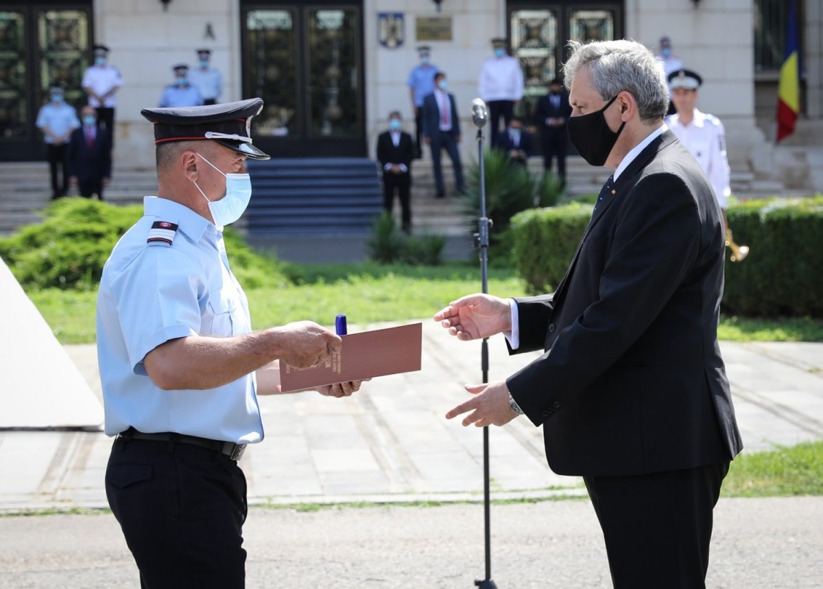  Suntem mândri de tine, esti un adevărat salvator faci cinste armei și pompierilor arădeni.