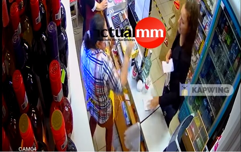 Asta e de balamuc: vânzătoare pălmuită de o clientă căreia i s-a cerut să poarte masca în magazin (VIDEO)