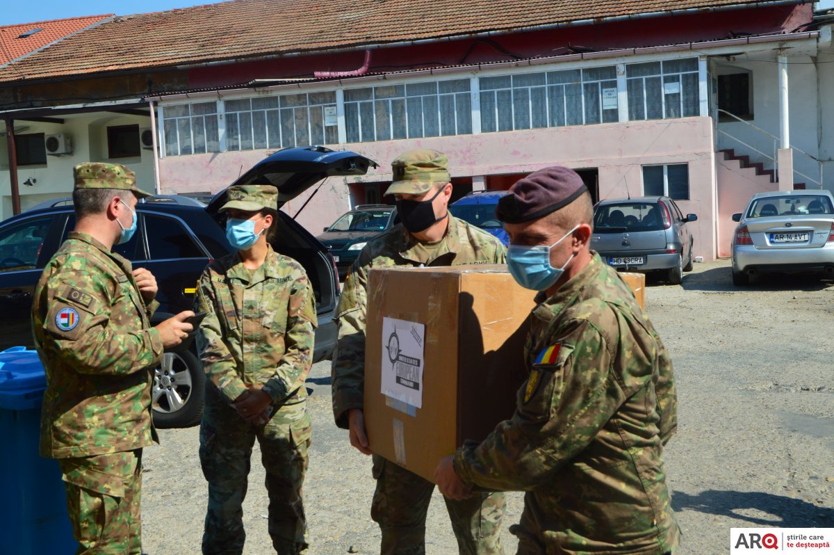 Soldaţii americani „au luat cu asalt”, cu echipamente medicale, laboratorul DSP Arad