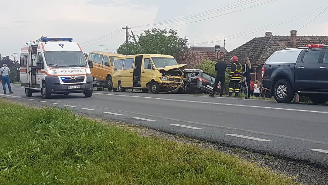 Accident între un autoturism și un microbuz la ieșirea din Pecica