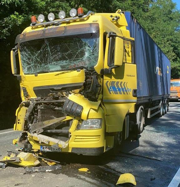 Accident între un TIR și o autoutilitară pe DN 7