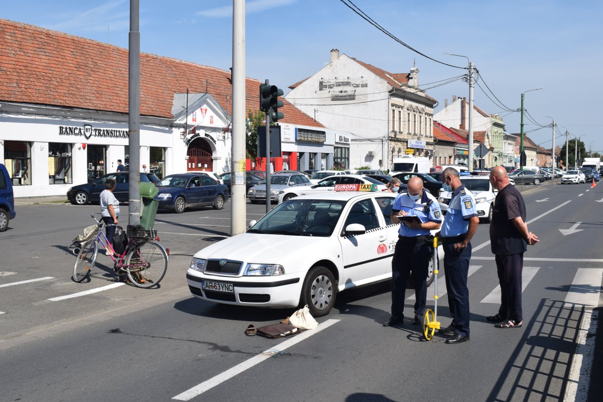 Și iarăși ”un biciclist pe bicicletă” (sic!) a vrut să i-o tragă-n freză unui TAXI în Aradul Nou !