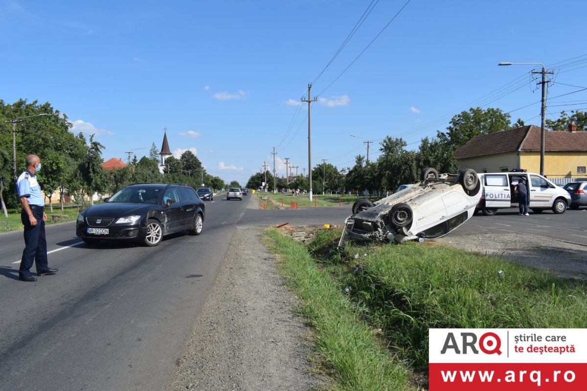O româncuță cu Seat a răsturnat cu roțile-n sus un italian cu Renault în cartierul  Sânicolau Mic
