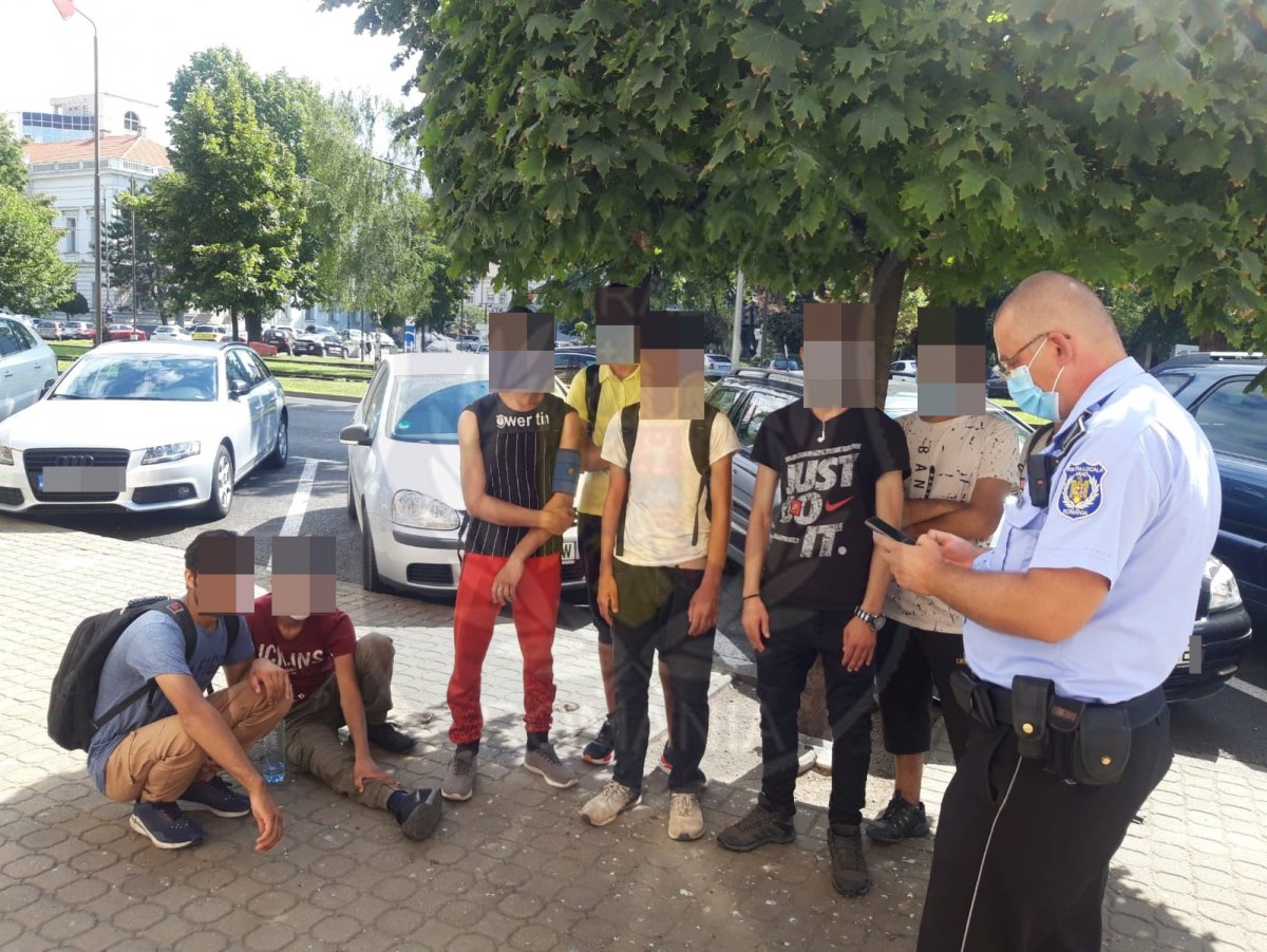 Opt imigranți depistați de polițiștii locali în centrul Aradului 