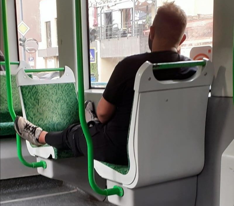 Poftim educaţie; un călător a încurcat tramvaiul Imperio cu patul de acasă