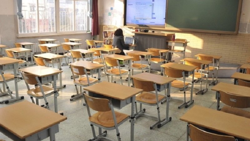 Sondaj IRES. Cei mai mulţi părinţi ar vrea ca şcoala să înceapă cu toţi elevii în clase. 46% n-au înţeles cum va începe anul şcolar