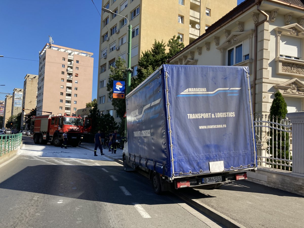 Un IVECO a luat foc pe str. Calea Romanilor