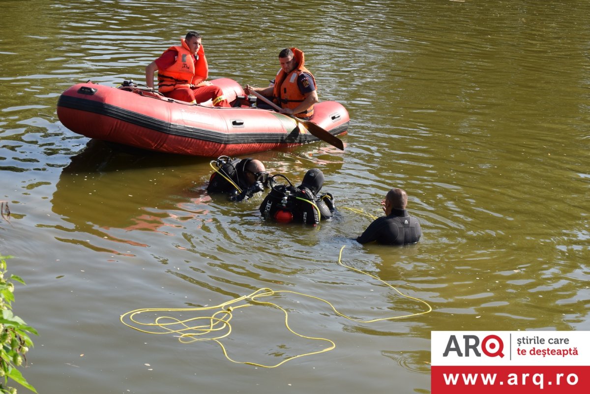 UPDATE:: Copilul a fost găsit de către scafandri la aproximativ 25 m de ponton. Un elev de 14 ani a căzut în Mureș, în zona Maranata. Pompierii îl caută (FOTO)