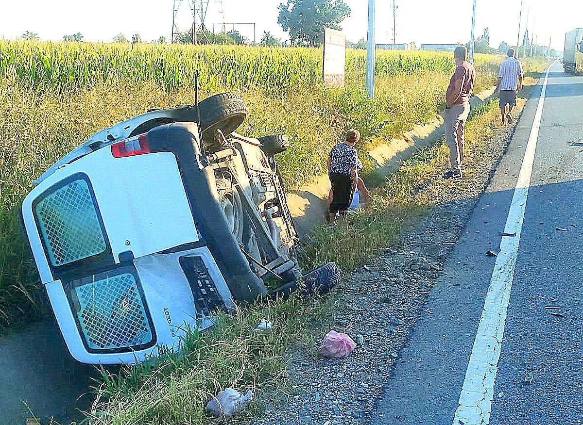 Accident între un BMW și o autoutilitară pe Arad - Oradea
