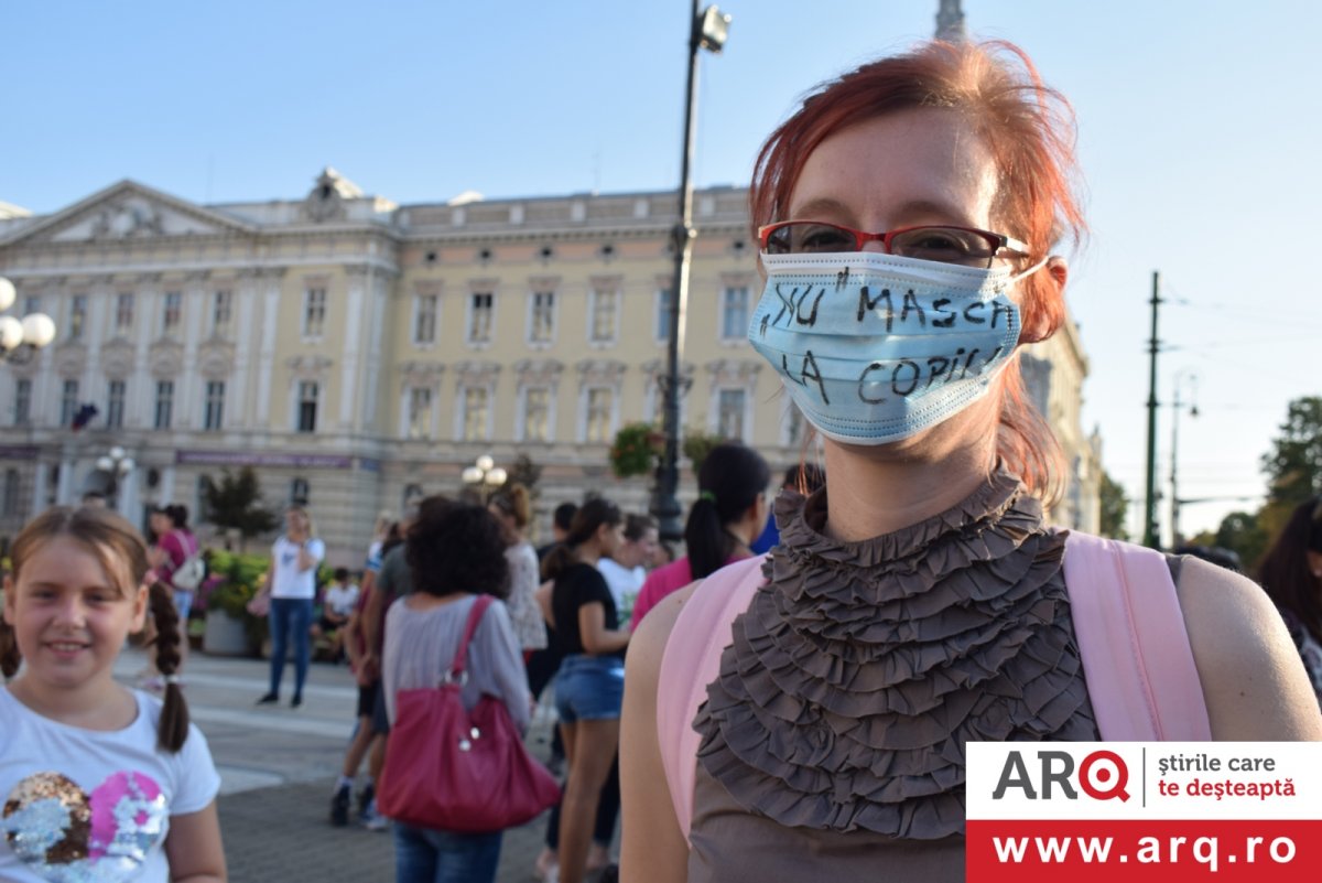Protest al părinților împotriva purtatului de către elevi a măștii în timpul orelor