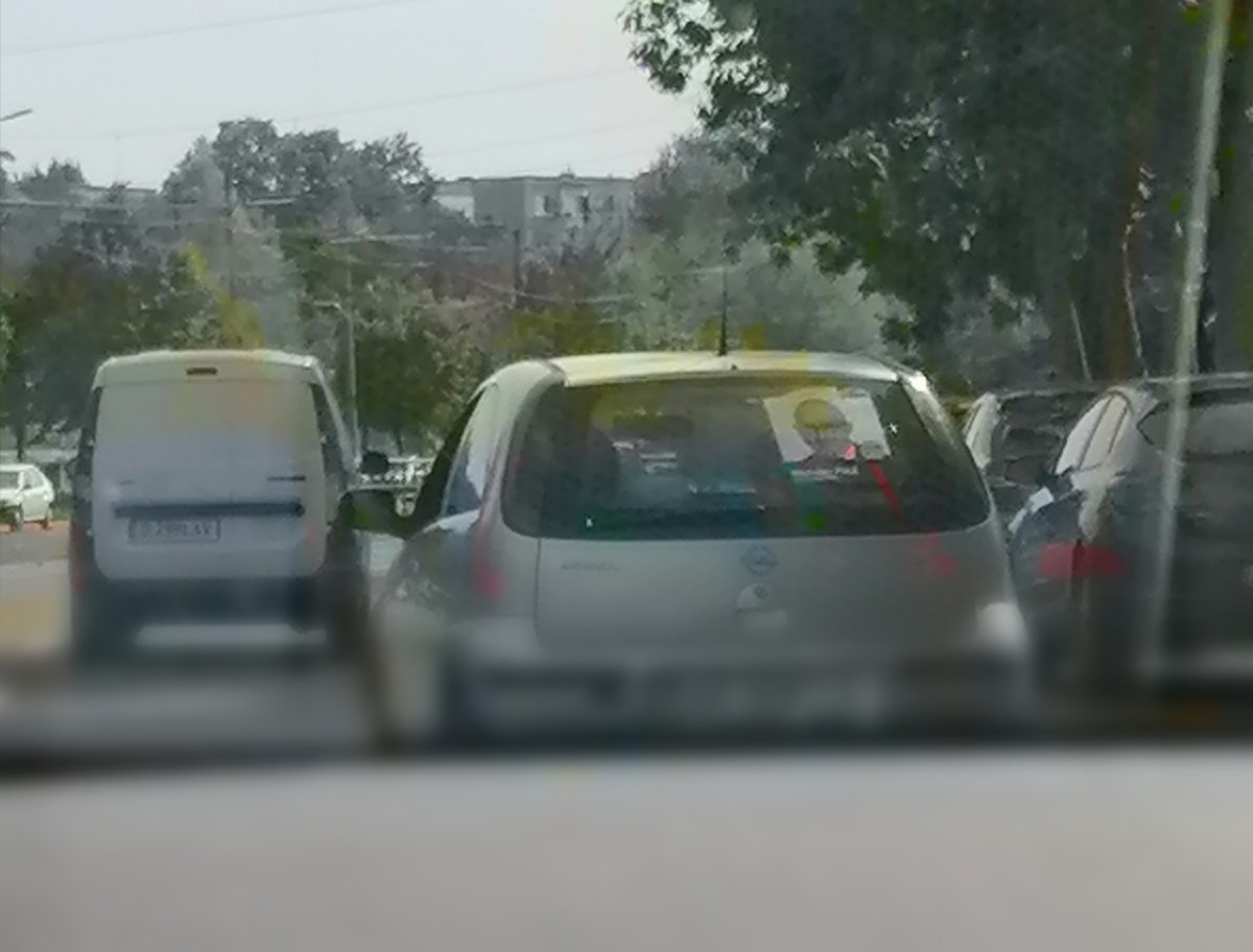 Membrii USR Arad dau dovadă de inconştienţă în trafic: au lipit un afiş pe luneta maşinii