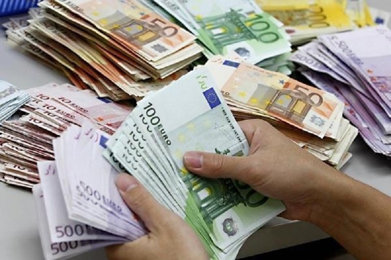 Nou maxim istoric pentru euro de 4,8595 lei