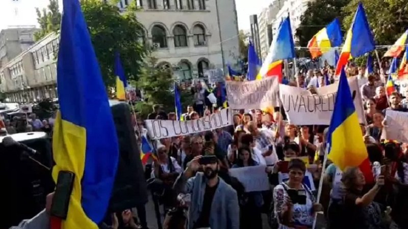 Protest absurd în Piața Universității - Peste 120 de oameni scandează împotriva purtării măstii de protecție