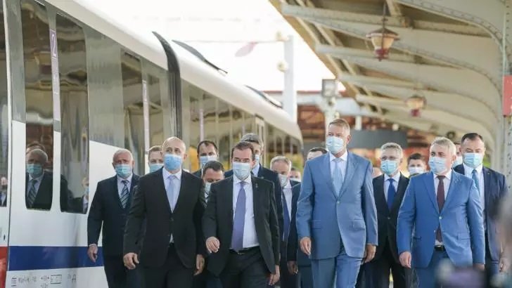Iohannis, după inaugurarea trenului către aeroport: Din 2016 în 2019 s-a realizat doar 11%. Ne dăm seama care a fost voința politică