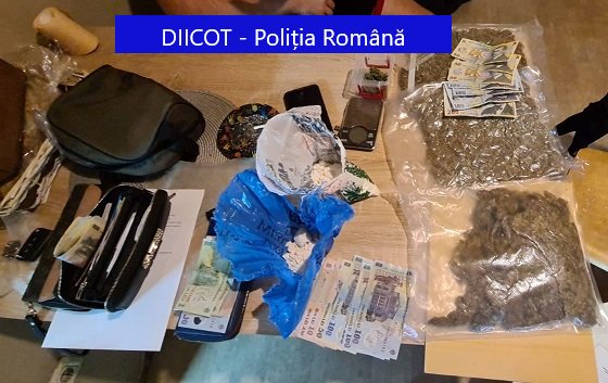 Ce au găsit procurorii şi poliţiştii acasă la un traficant de droguri din Arad / UPDATE: Prins în flagrant