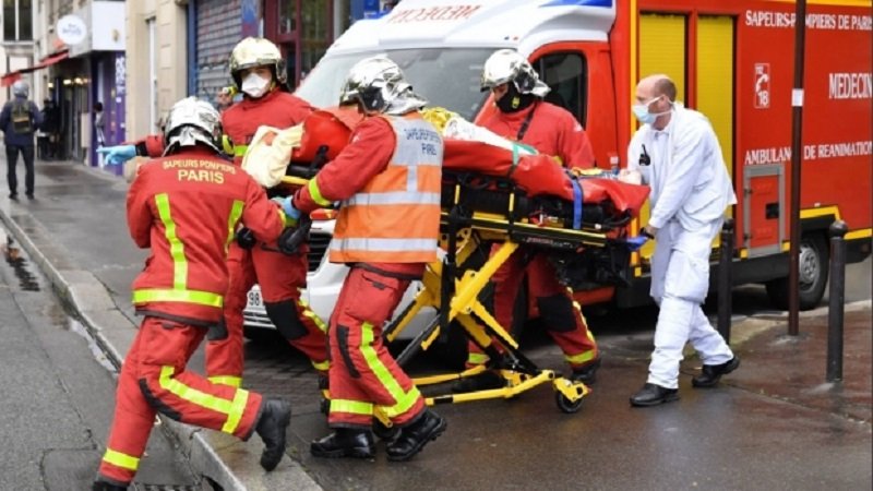 Atac terorist cu maceta în centrul Parisului. Patru oameni au fost răniţi în apropiere de fostul sediu al revistei Charlie Hebdo