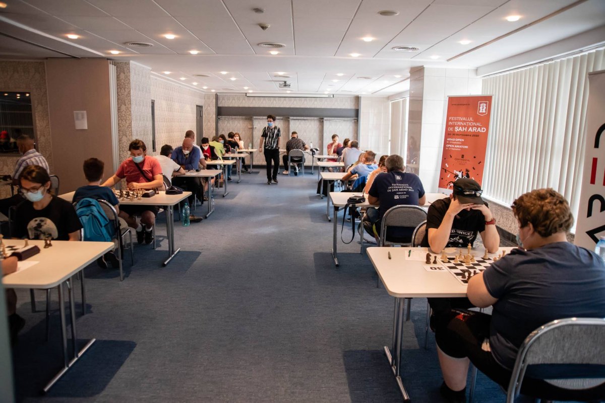 Șah cu mască la Arad! Runde liniște în debutul Arad Open, cel mai important turneu de șah din România
