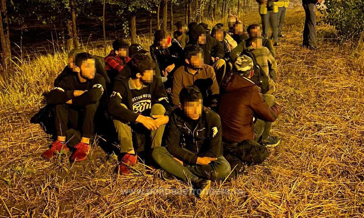 Douăzeci şi unu de imigranţi au încercat să treacă fraudulos vama la Nădlac
