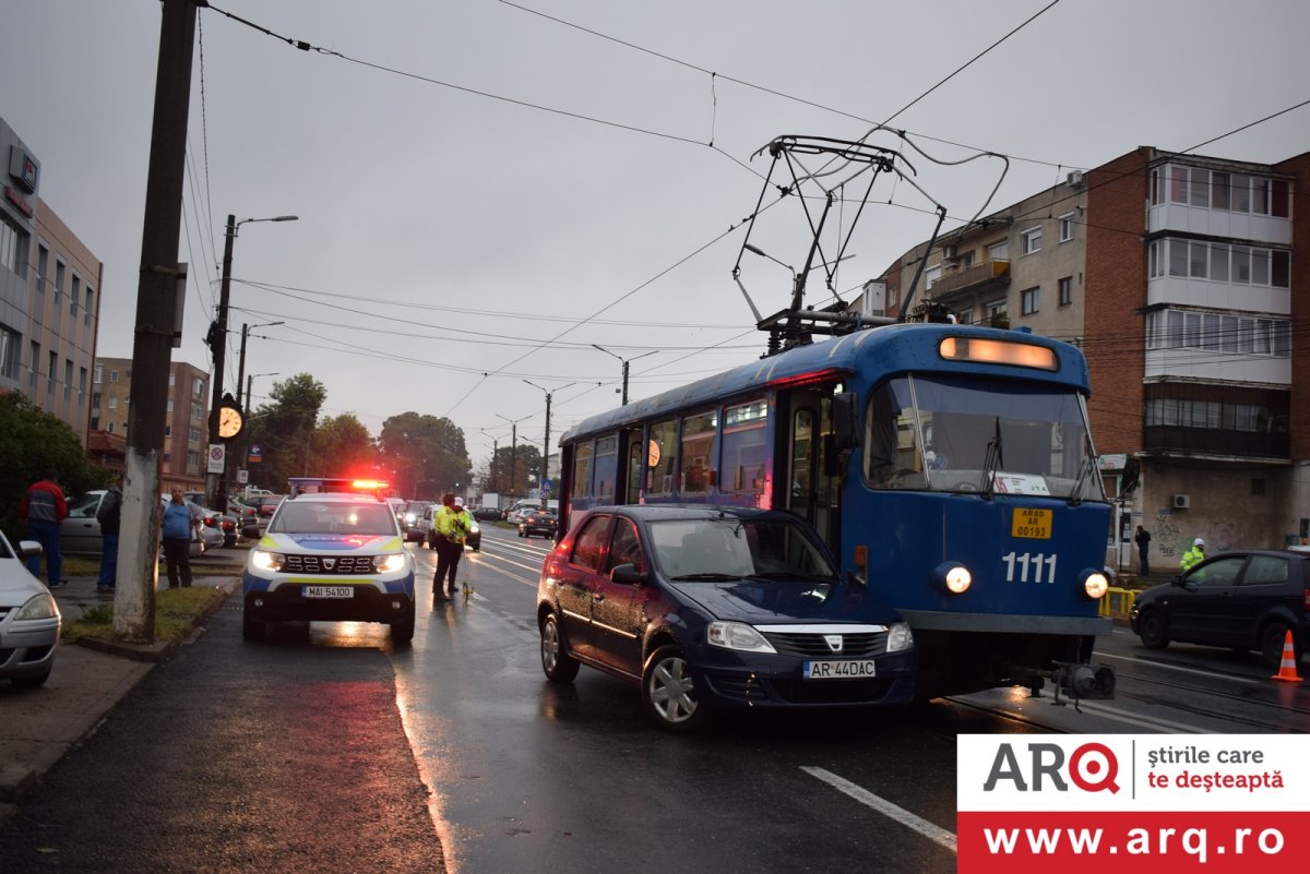 Accident între un tramvai și o Dacie condusă de un ”dac” de 75 de ani