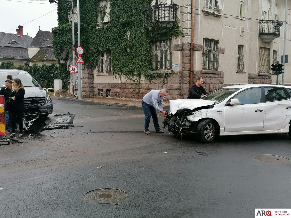 Accident cu trei mașini la podul Decebal 