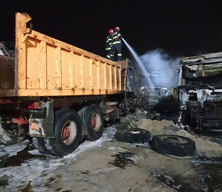  Incendiu la trei camioane în balastiera de la Șofronea