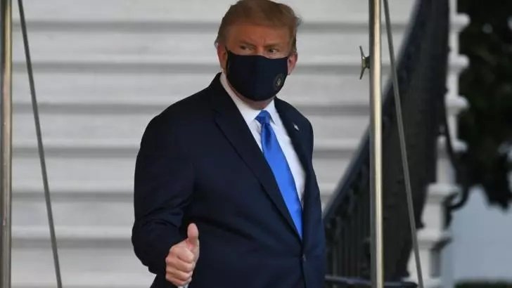Donald Trump a fost spitalizat la o zi după ce a fost confirmat cu noul coronavirus. Ce mesaj a transmis