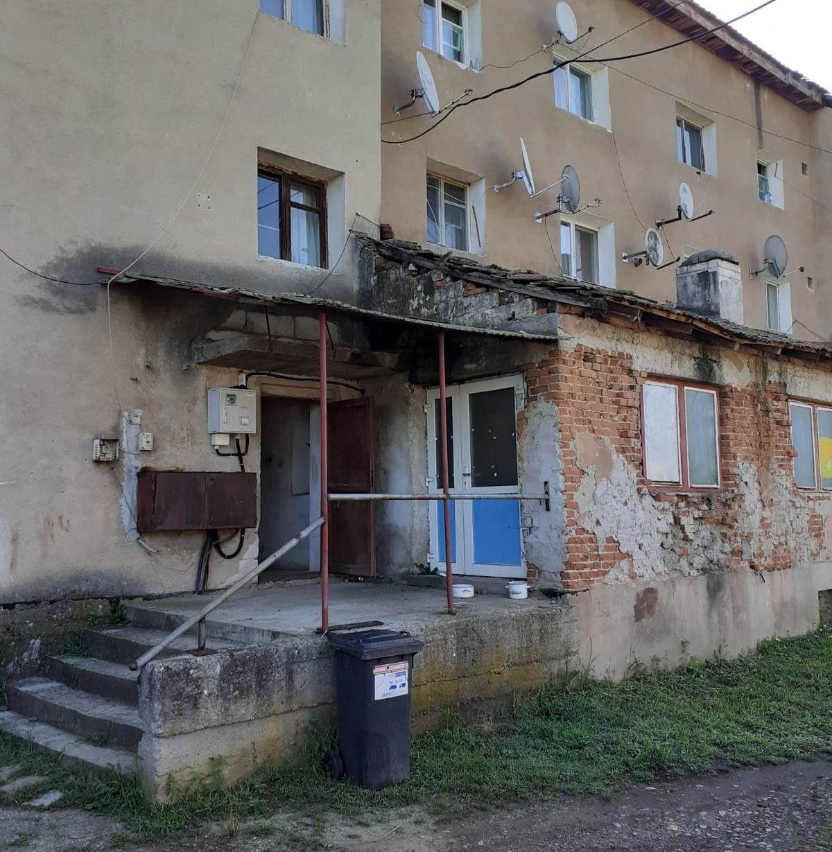 Focar de infecție într-un bloc al unei primării din județ; ce spun autoritățile locale (FOTO)