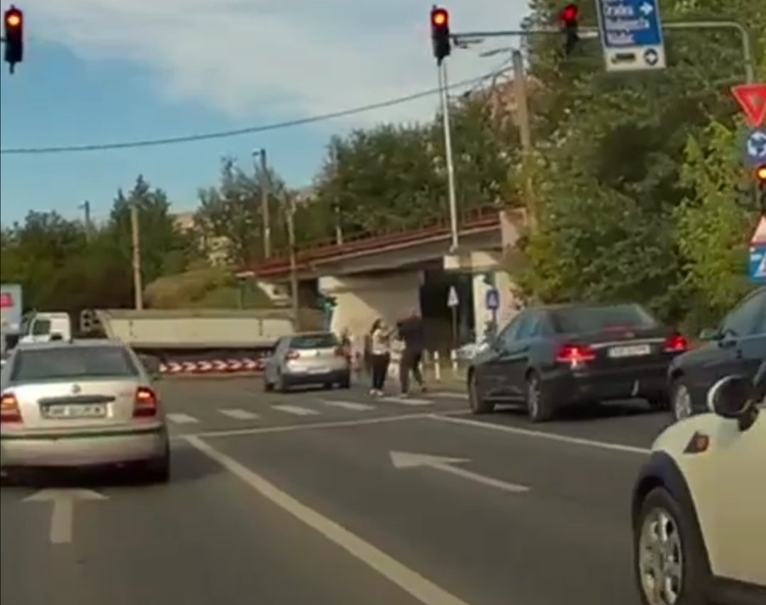 Bătaie în trafic în Micălaca (VIDEO) / UPDATE: Filmul bătăii: ce s-a întâmplat de fapt 