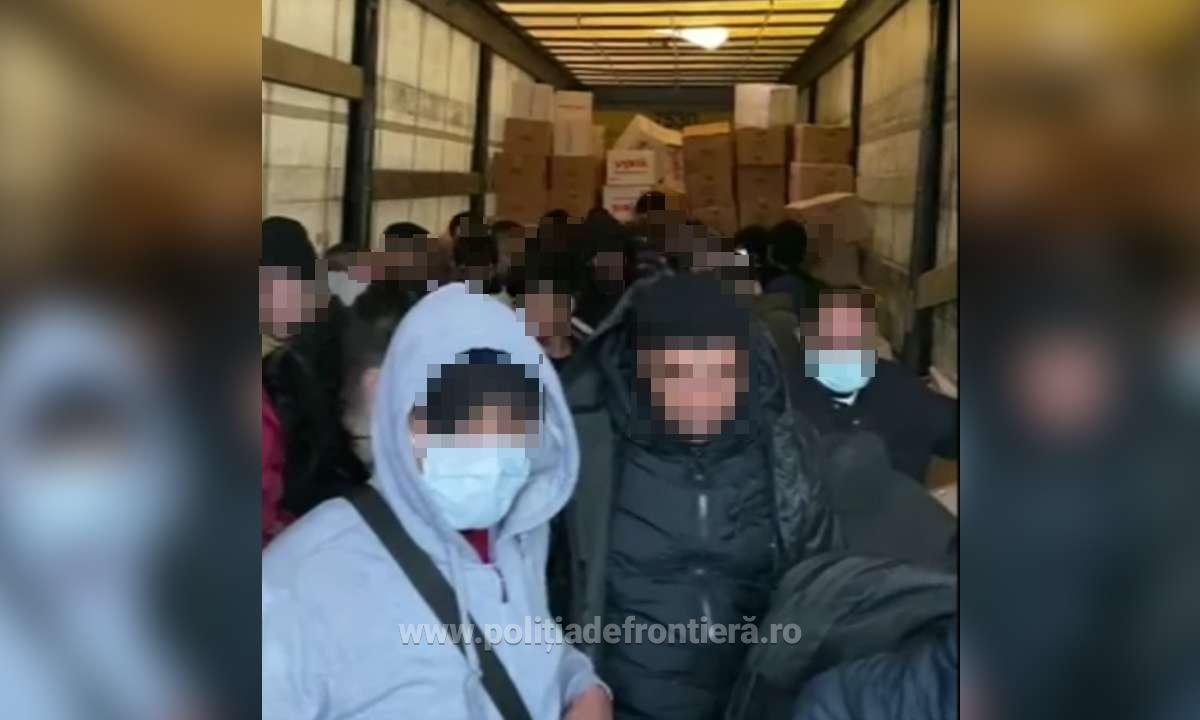 45 de imigranţi au încercat să treacă vama ilegal ascunşi într-un camion la Nădlac 2