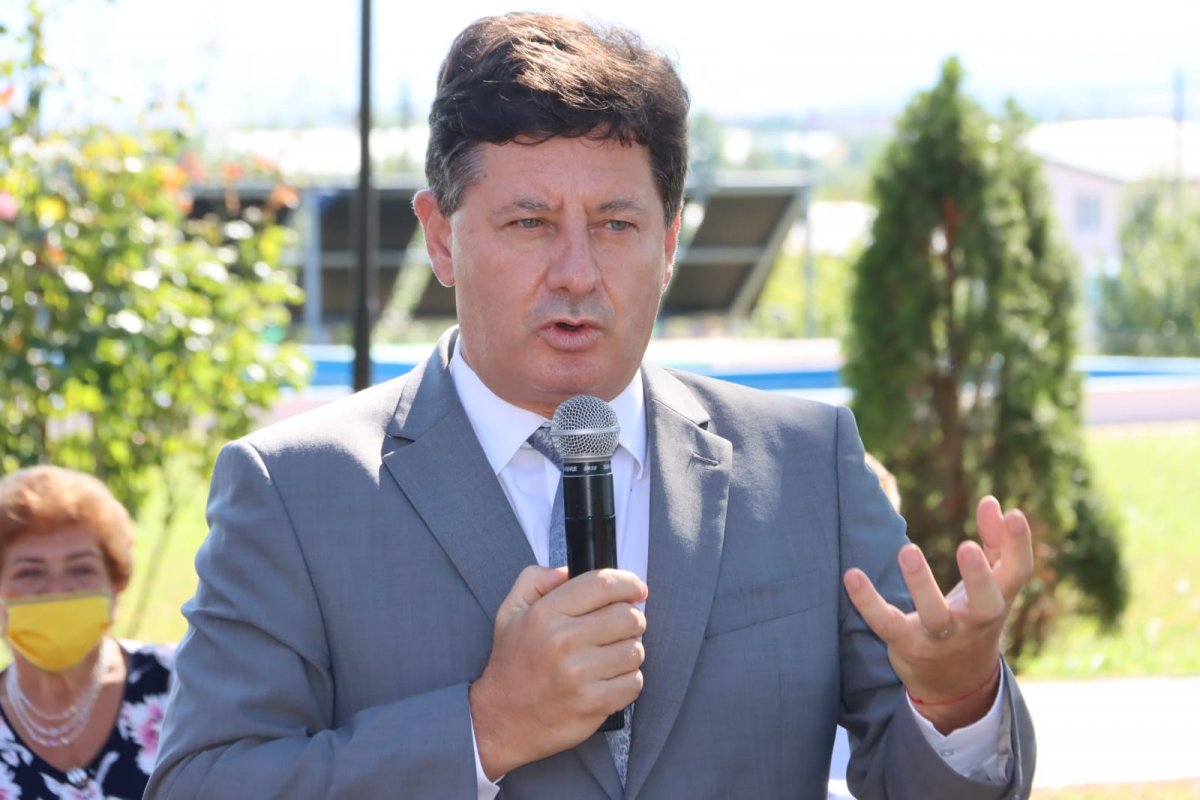 A fost desemnat constructorul drumurilor Curtici-Macea-Sânmartin, Sânmartin-Socodor și Socodor-Nădab; la centura Curticiului continuă lucrările